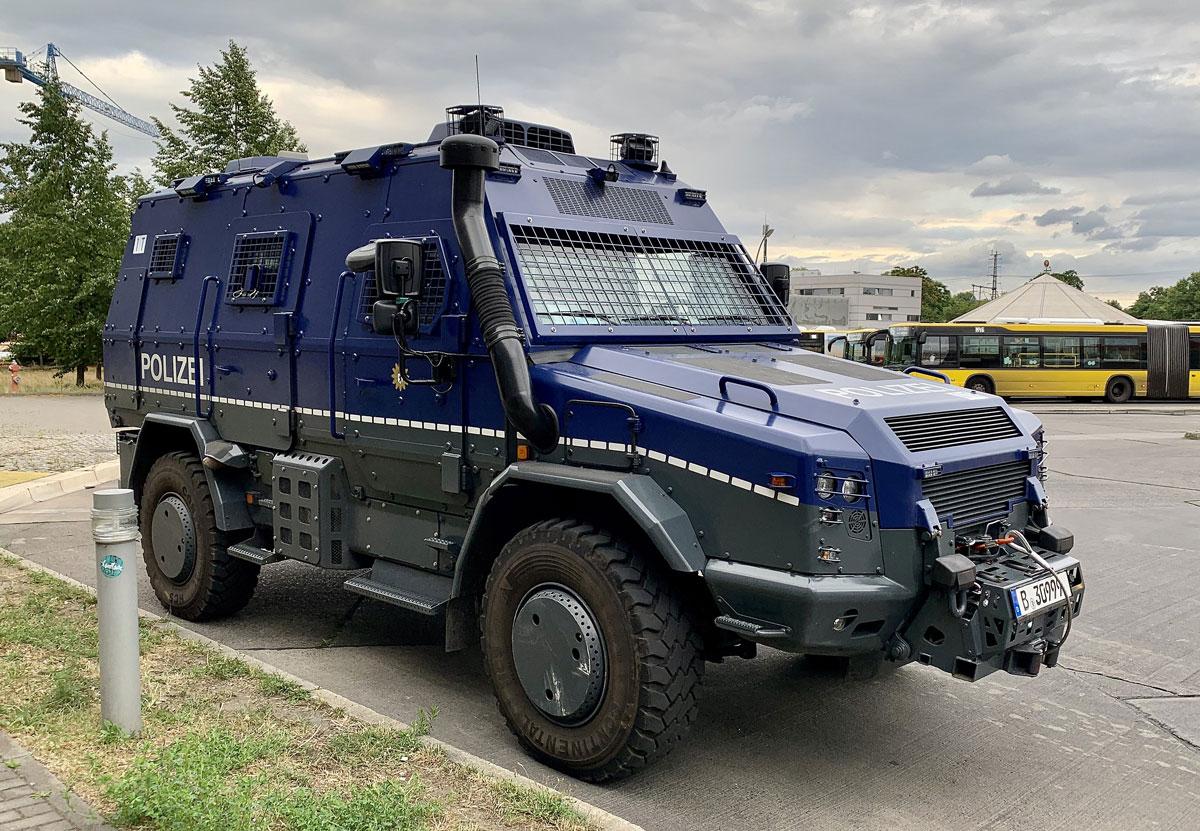 4309 2560px Survivor R Sonderwagen 5 der Berliner Landespolizei - „Angriffsvektor“ gegen Polizeipanzer - UZ vom 27. Oktober 2023 - UZ vom 27. Oktober 2023