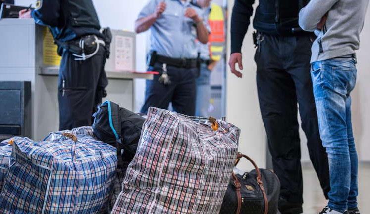 440401 Abschiebung - Zwischen Knast und Kofferpacken - Abschiebung, Asylpolitik - Internationales