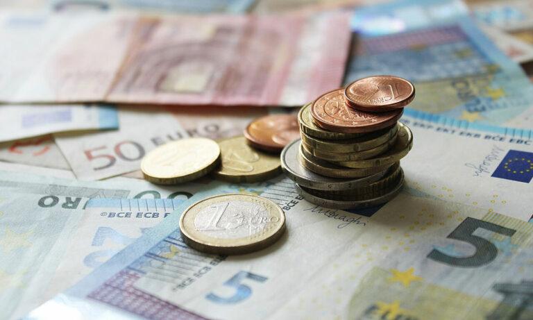 4804 Euro Geld auf Scheinen und Banknoten 1 Euro Fokus mit Stapel - Notlage gesucht - Bundeshaushalt - Bundeshaushalt