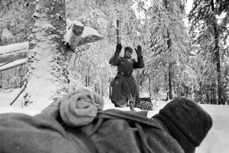 490901 RIAN archive 603 A Nazist surrenders - Chaos im Schnee - Einsparungen - Einsparungen