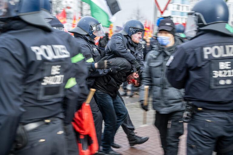 0301 Titel 20240114 LL Demo2024 Berlin Foto Jens Schulze 82 1 - „Die haben sich doch nur gewehrt“ - Berliner Polizei - Berliner Polizei
