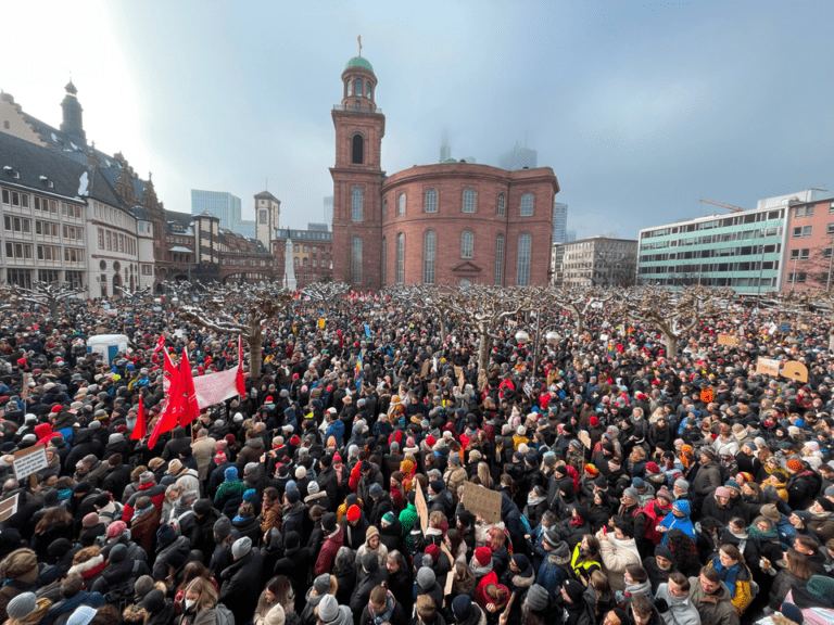 960px Demonstration gegen Rechtsextremismus in Frankfurt am 20. Januar 2024 - Hand in Hand mit den Brandstiftern - AfD - AfD