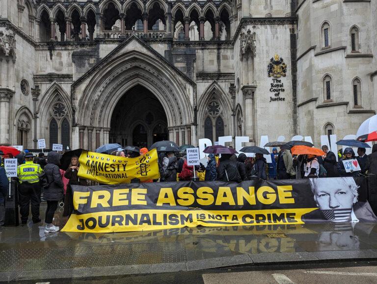 090701 Assange - Zwei mal drei Meter für Bidens Gefangenen - Auslieferung - Auslieferung