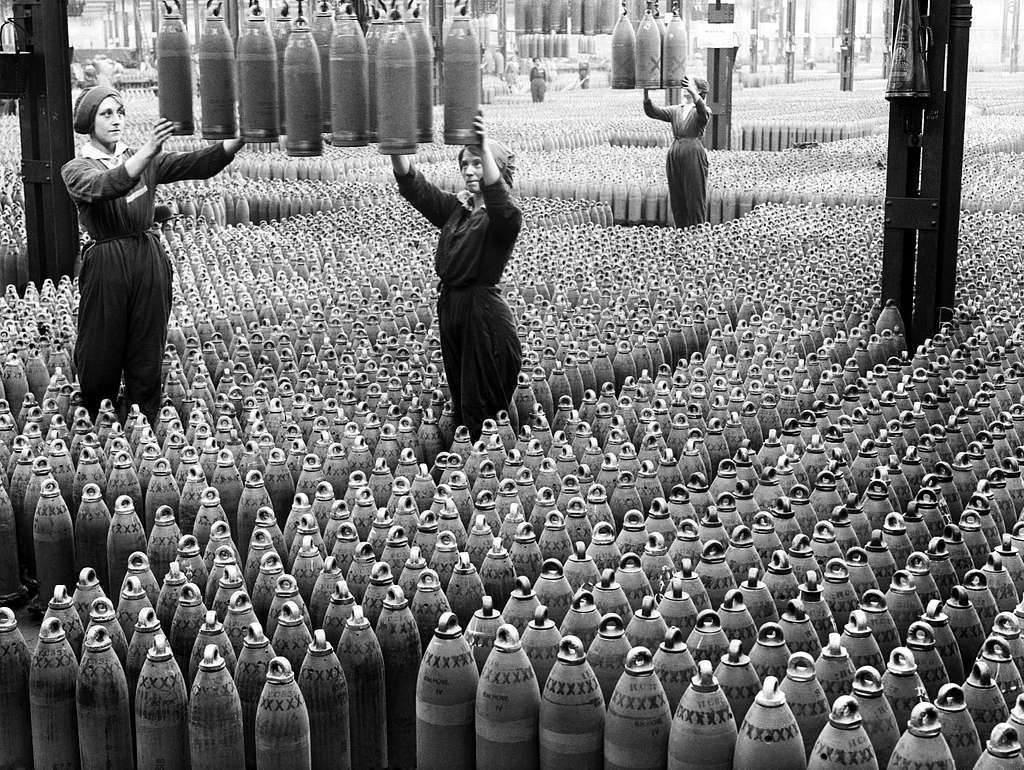 1010 women workers with shells in chilwell filling factory 1917 iwm q 30040 cd83cc - Rosen, Brot und Frieden - UZ vom 8. März 2024 - UZ vom 8. März 2024