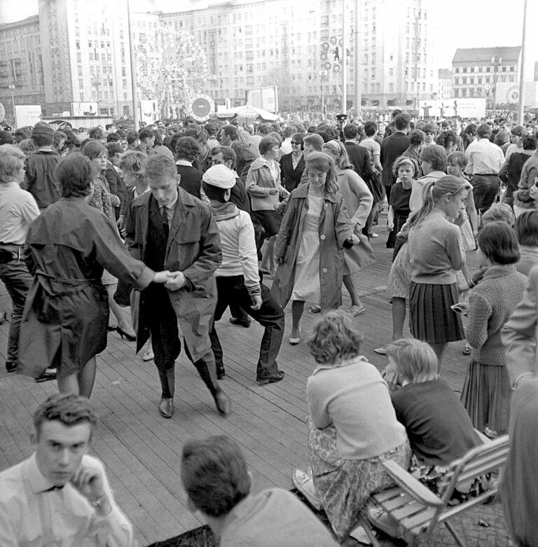 2008 1 deutschlandtreffen vom 16 bis 18 mai 1964 bild 7 tanzende jugendliche an der karl marx all - DT 64 – Eine Pfingststory in Blau - DDR - DDR
