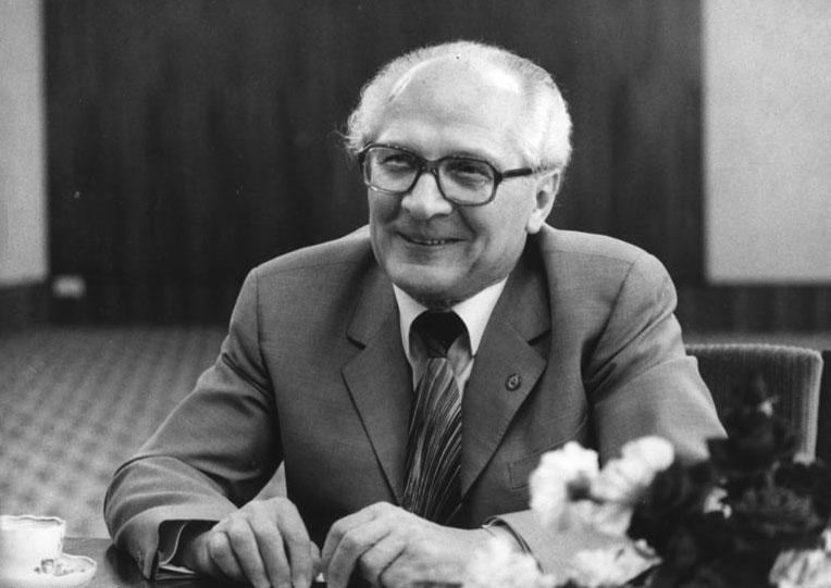 2210 Bundesarchiv Bild 183 1987 0724 321 Erich Honecker beim Interview - Generalsekretär und Staatsratsvorsitzender - Erich Honecker - Erich Honecker