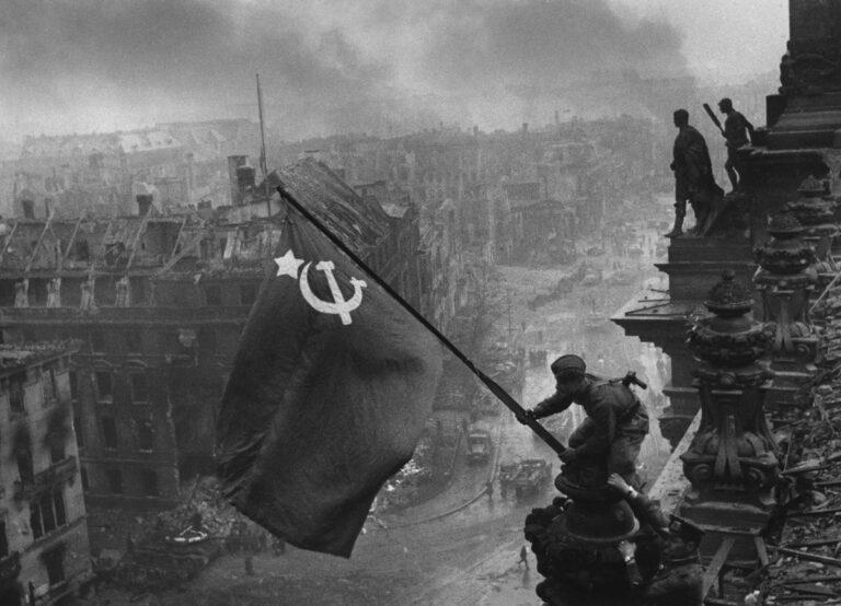 Raising a flag over the Reichstag - Stimmen aus Deutschland zum Jahrestag der Befreiung - Dokumentiert - Dokumentiert