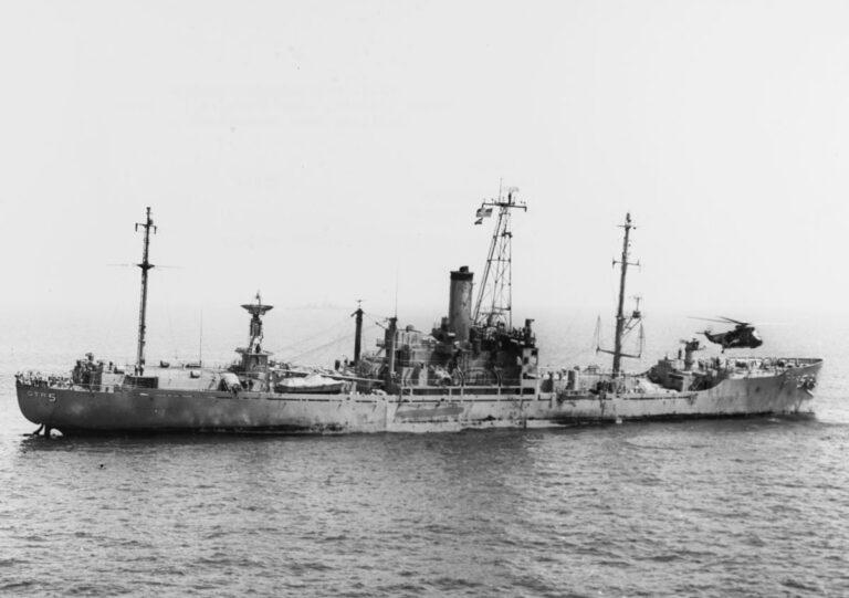 241001 SH 3A Sea King hovers over the damaged USS Liberty AGTR 5 on 8 June 1967 USN 1123118 - Der „vergessene“ Überfall - Theorie & Geschichte - Theorie & Geschichte