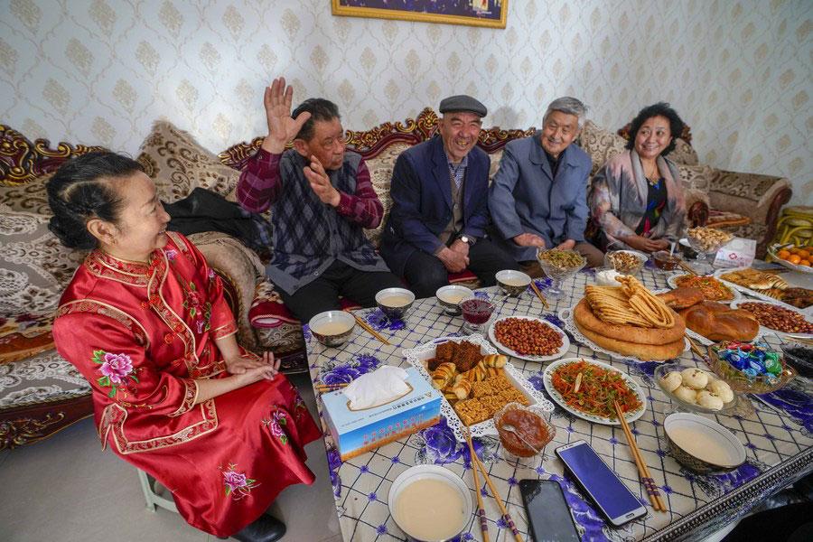 281205 Senioren - Neues aus Xinjiang - China, Medienkampagne, Uiguren, USA, Xinjiang - Theorie & Geschichte